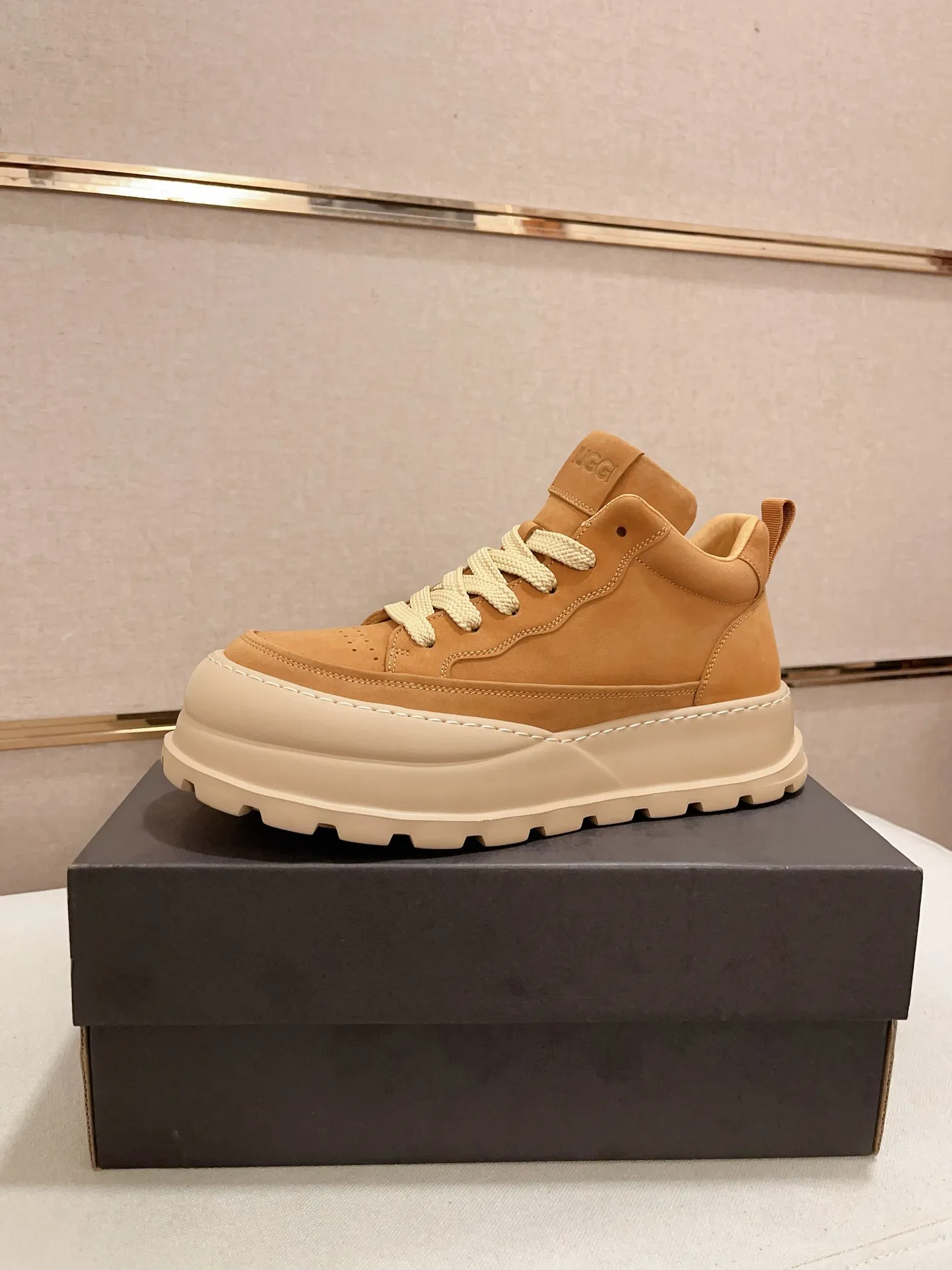 Factory price: 800💰North American men's shoes Ugg ☃️In the special sale of new high-quality men's shoes snow boots in autumn and winter, the nemesis of extreme cold weather! Made of cowhide leather, merino wool lining, and original outsole, whether driving, outdoor or daily wear, there is always one that suits you! Code number 39-44